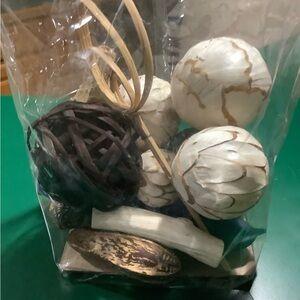 Decorative Potpourri Set with Natural Elements